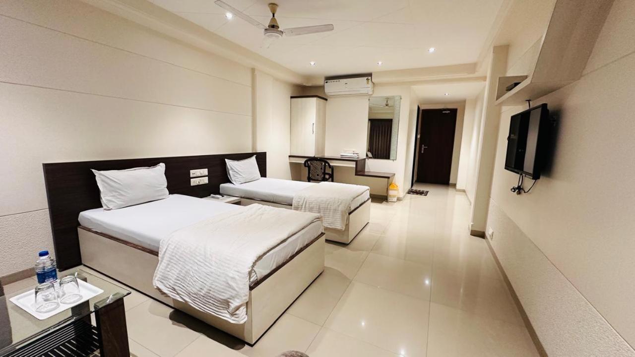 Hotel Ostria Surat Bagian luar foto