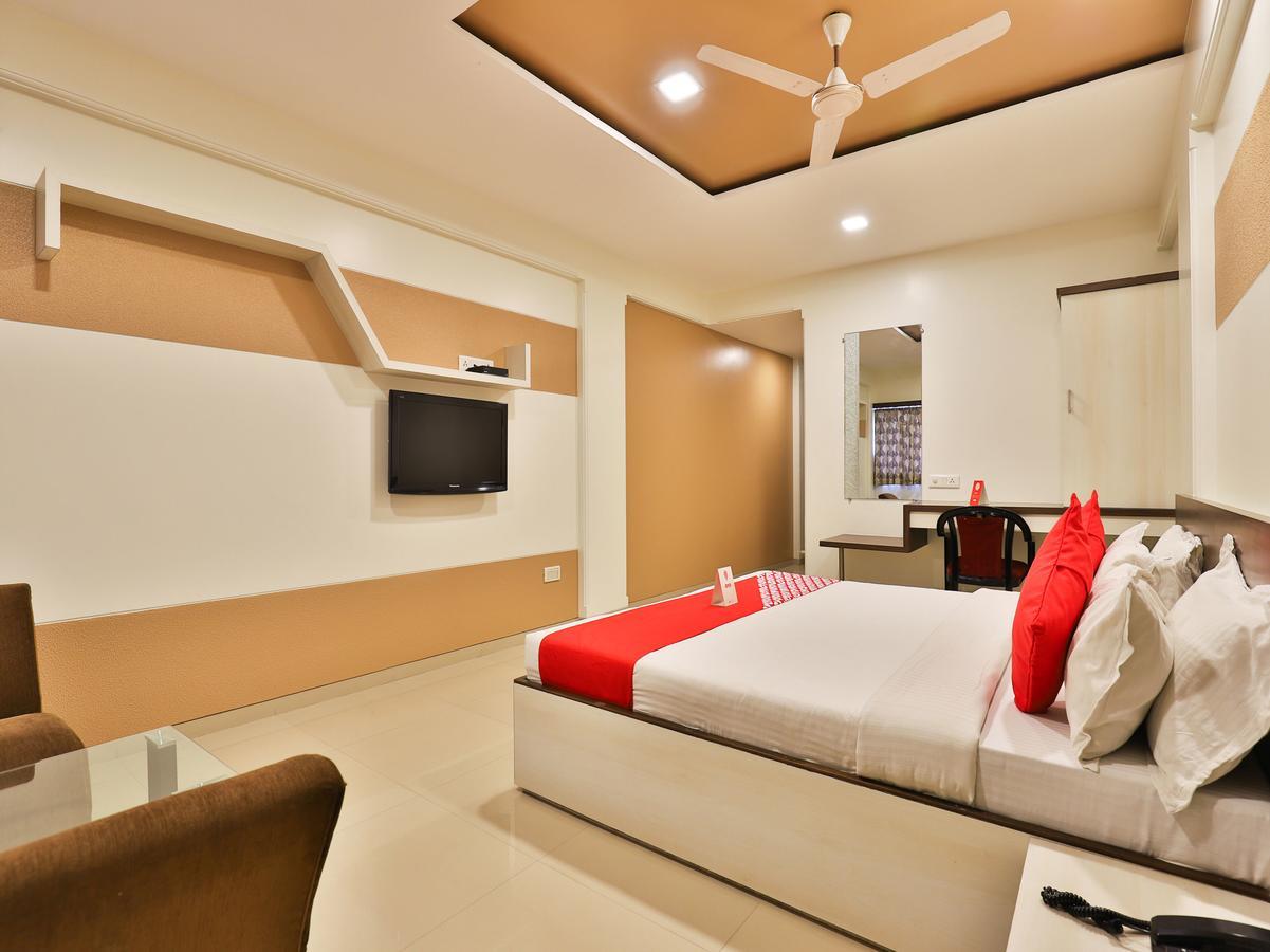 Hotel Ostria Surat Bagian luar foto