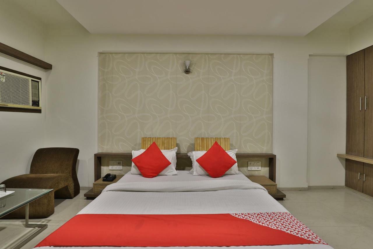 Hotel Ostria Surat Bagian luar foto