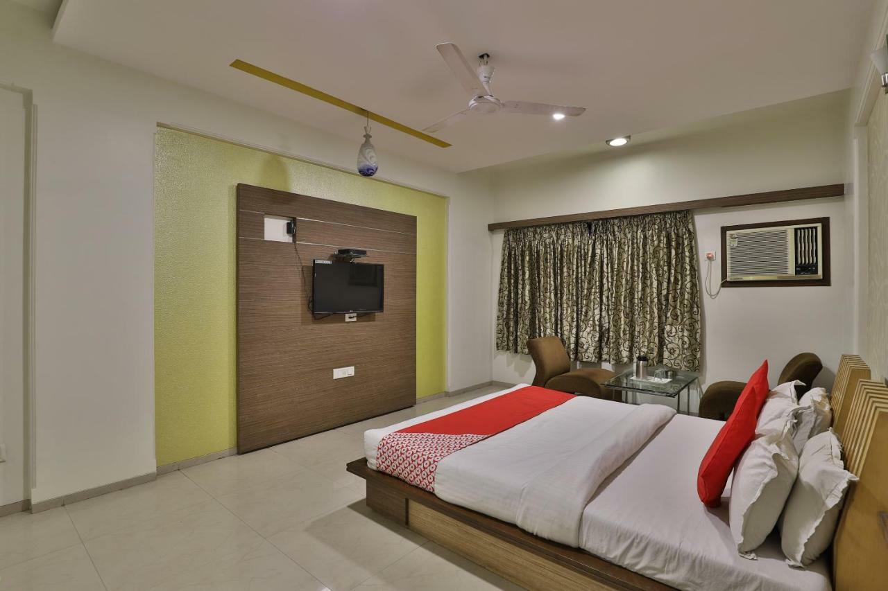 Hotel Ostria Surat Bagian luar foto