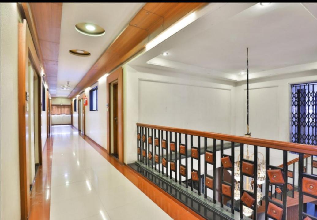 Hotel Ostria Surat Bagian luar foto